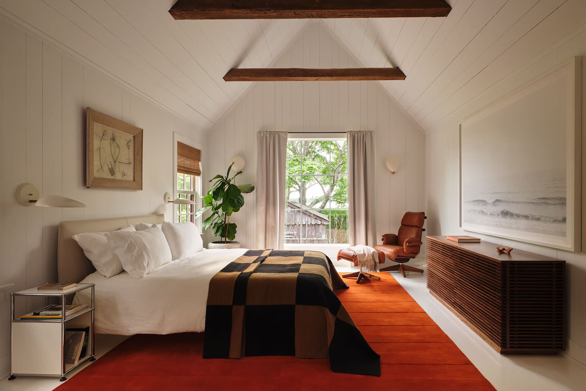 Primary bedroom, queen, en suite.